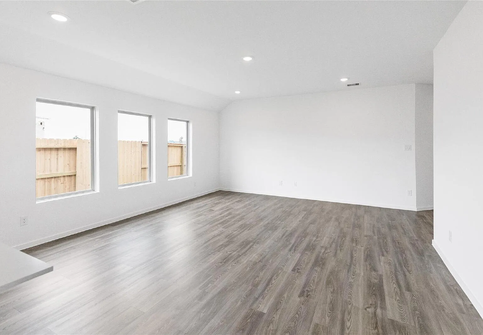 4 bed, 2.0 bath, 1922 sqft, $2,300 — Photo 4