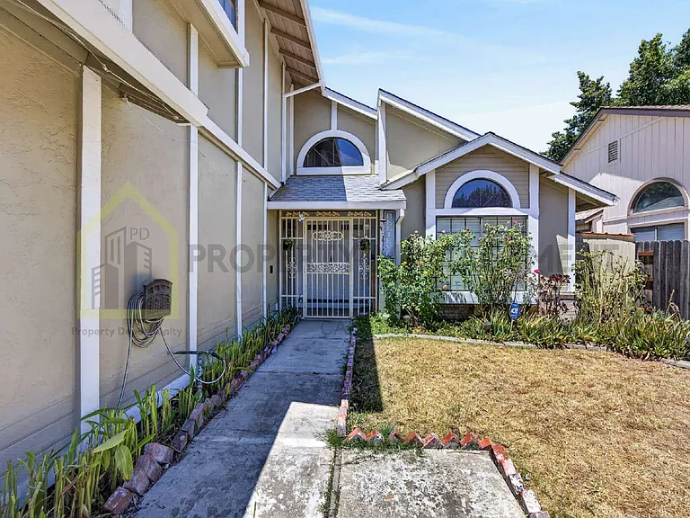 8779 Brittany Park Dr — Photo 4