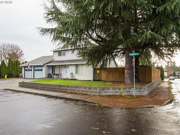 3rd image of 2824 SE Cedar Dr