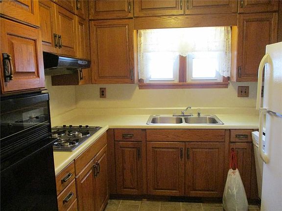 2nd image of 103 N Plum St