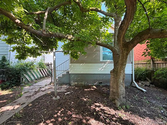 4th image of 7154 Waldo St
