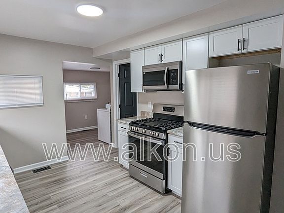 5th image of 102 Glenbury St