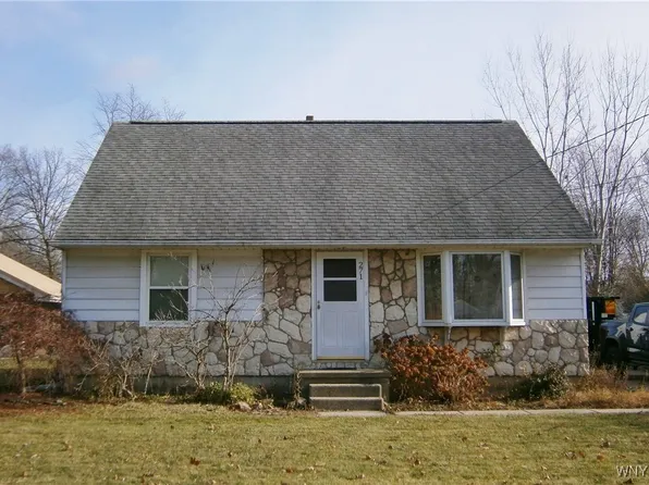 271 Drake Dr, North Tonawanda, NY 14120