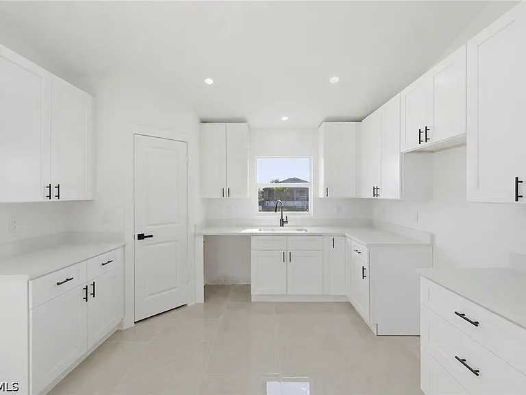 2105 NE 1st Ave — Photo 34