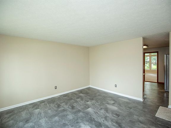3rd image of 1019 Harrogate Ct