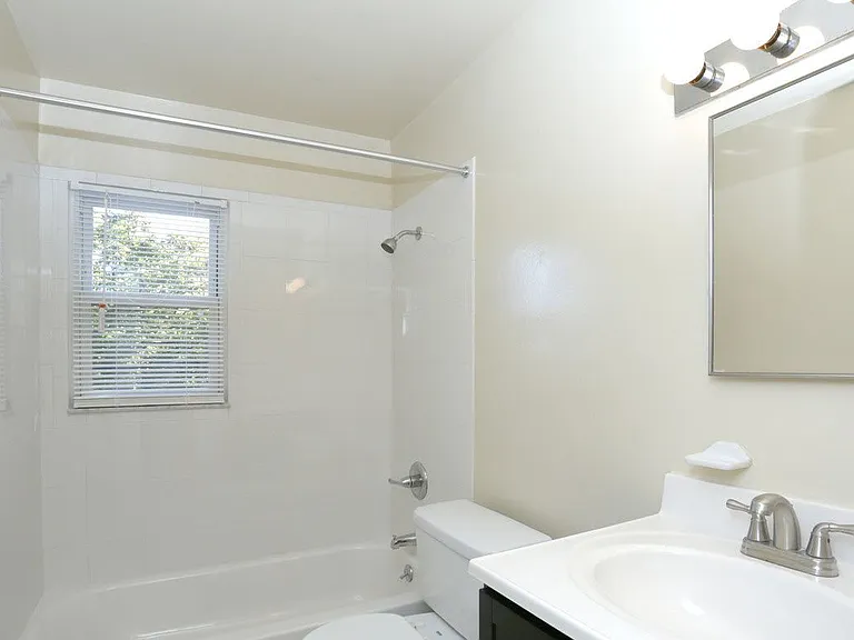 Country Club Apartments — Photo 20