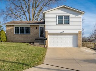 1042 Valley View Dr NW, North Canton, OH 44720