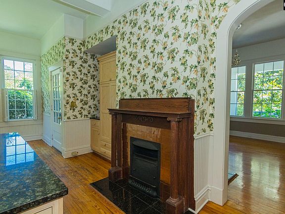 4th image of 3626 Wilmot Ave