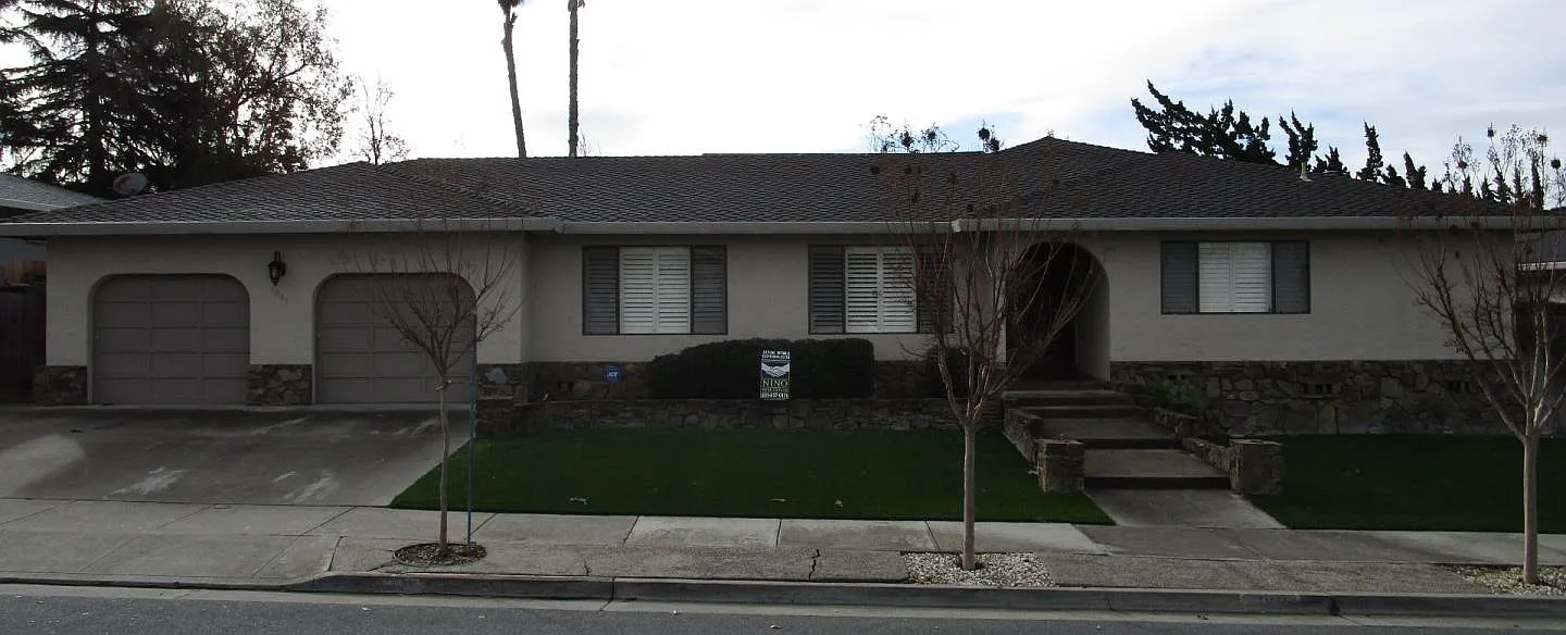 1061 Oak St photo 1