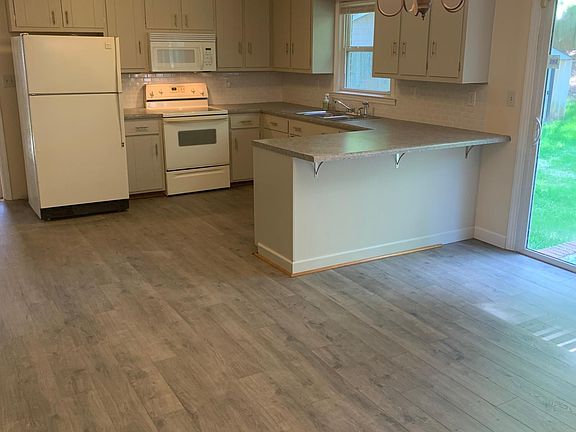 Large kitchen 22 cu ft fridge, microwave, glass top stove and microwave