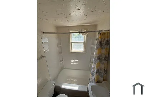 Building Photo - 603 S Elm St #2
