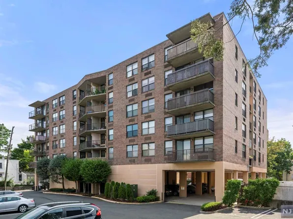 200 Division St APT 5K, Cliffside Park, NJ 07010