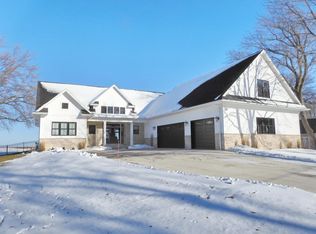 1751 E Shore Cir, Green Bay, WI 54302