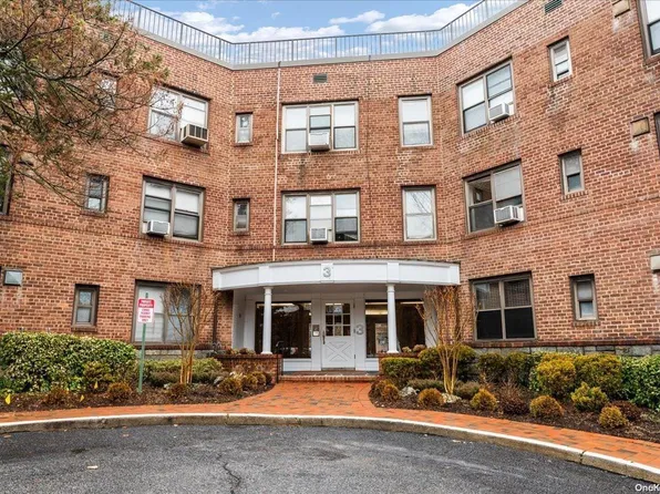 3 Townhouse Place #B1, Great Neck, NY 11021