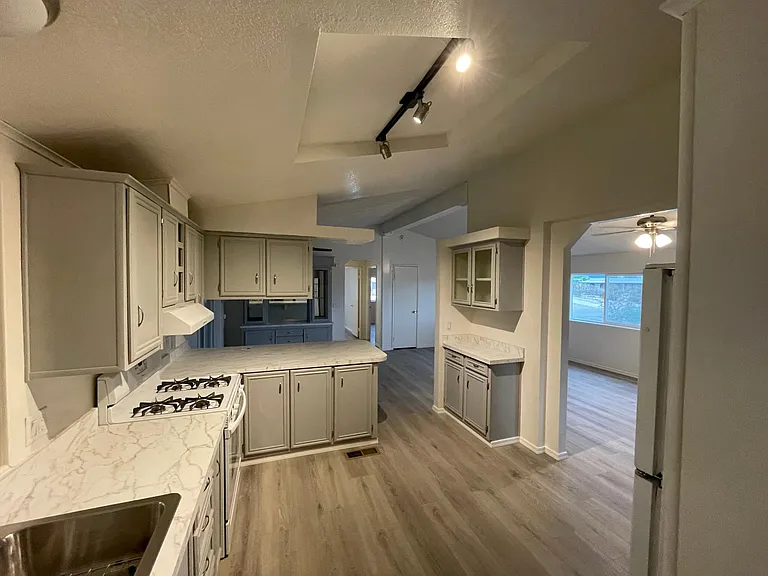 5550 S Pearl St #1 — Photo 3