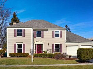 2049 Creekside Dr, Wheaton, IL