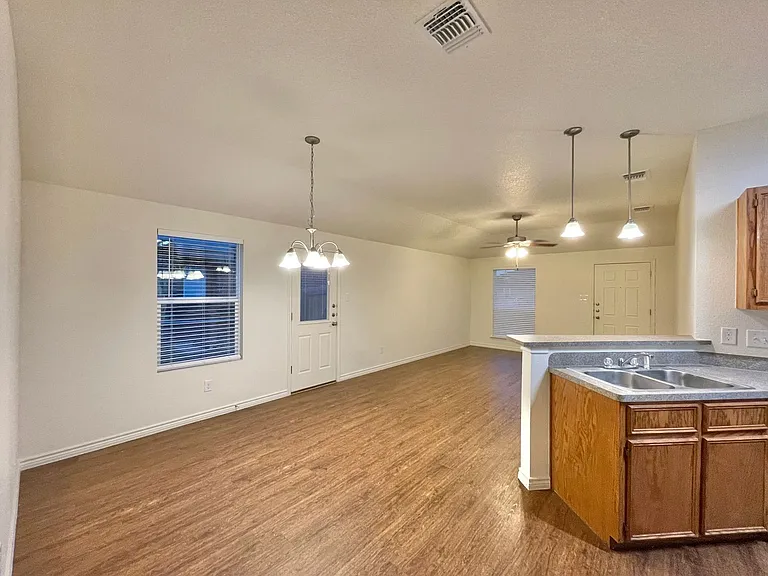901 Lasso Dr — Photo 6