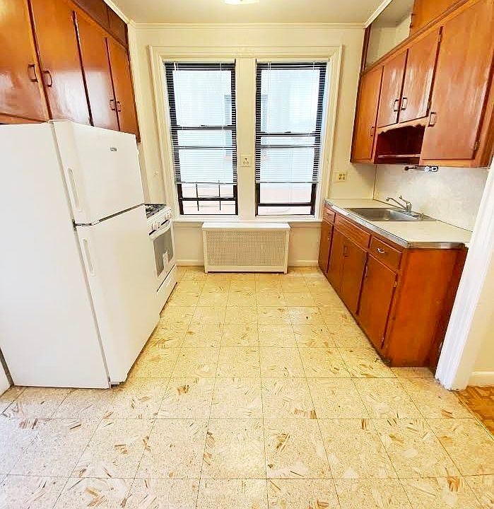 1st image of 2419 41st St APT 1R