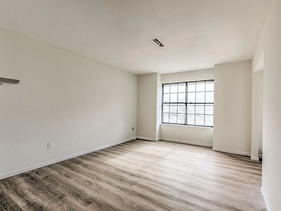 4th image of 1704 Lakewood Dr