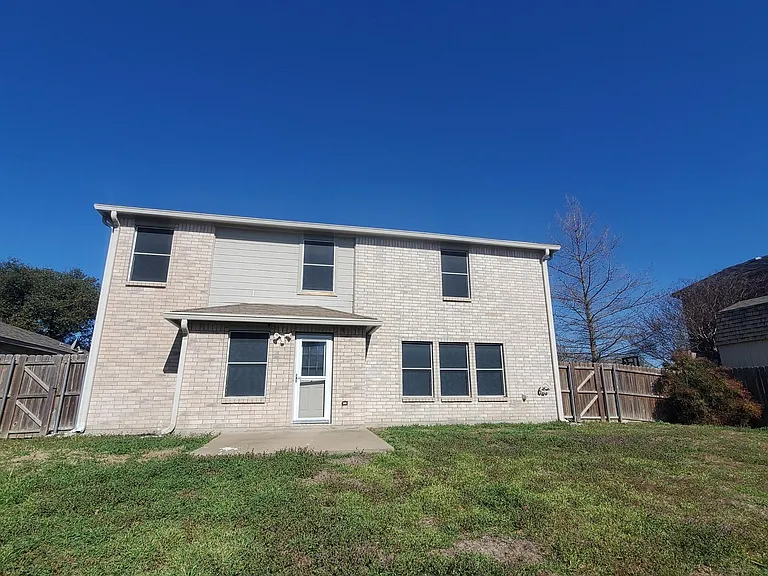 109 Southwestern Dr — Photo 17