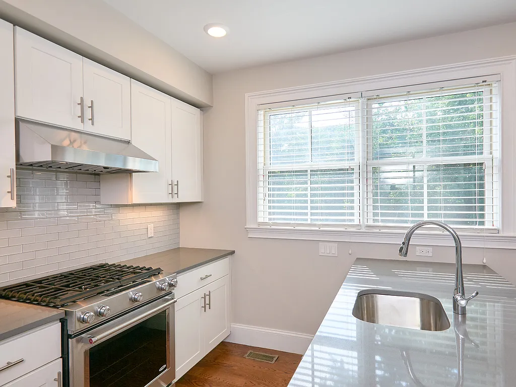 4 bed, 3.5 bath, 2011 sqft, $7,250 — Photo 4