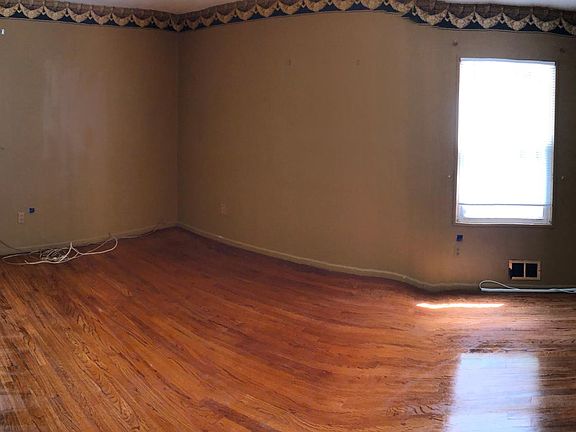 5th image of 9 Shenandoah Blvd