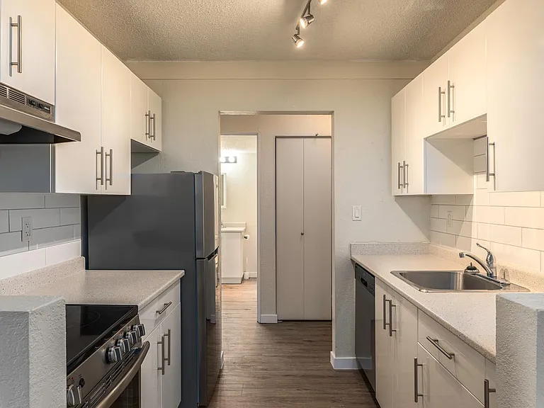 2600 Highland Blvd — Photo 1