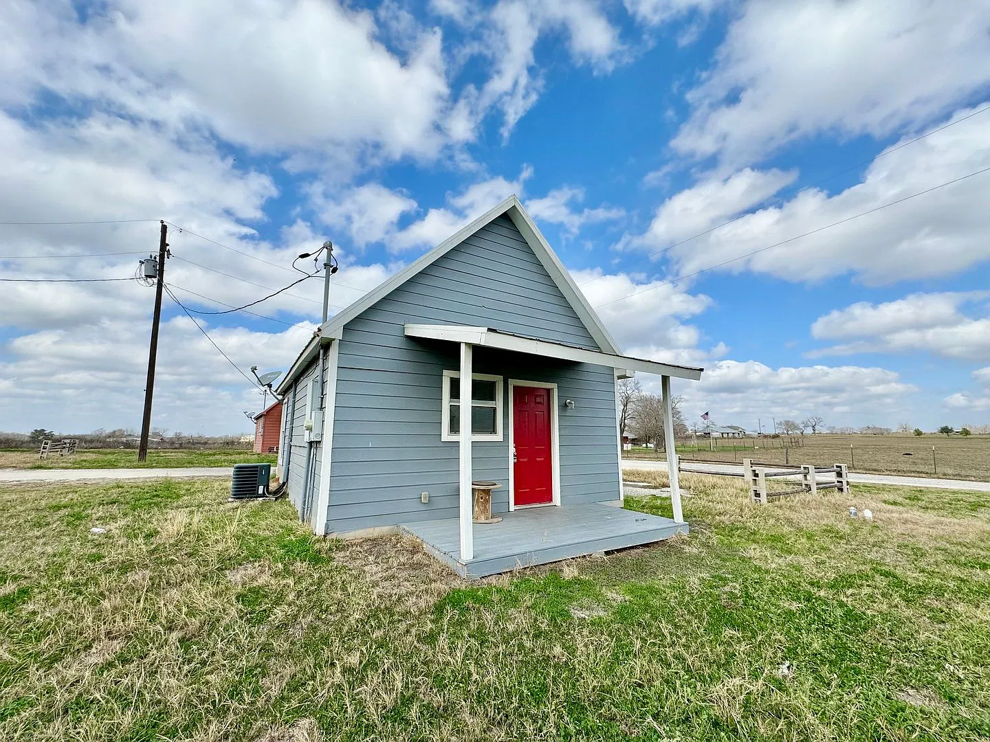 573 Texas 97 — Photo 3