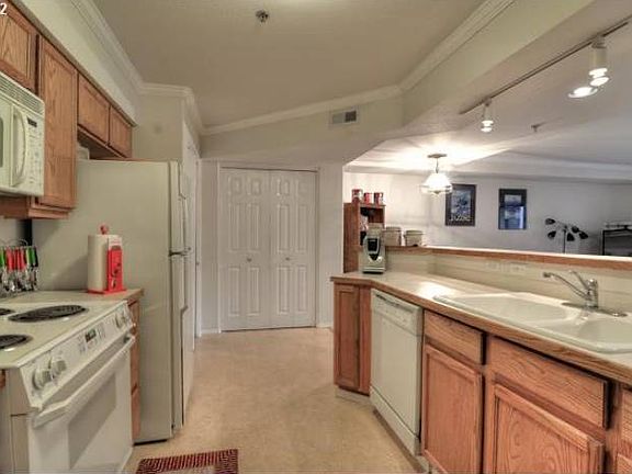 Efficient Kitchen/ Pantry