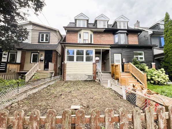 82 Curzon St, Toronto, ON M4M 3B4