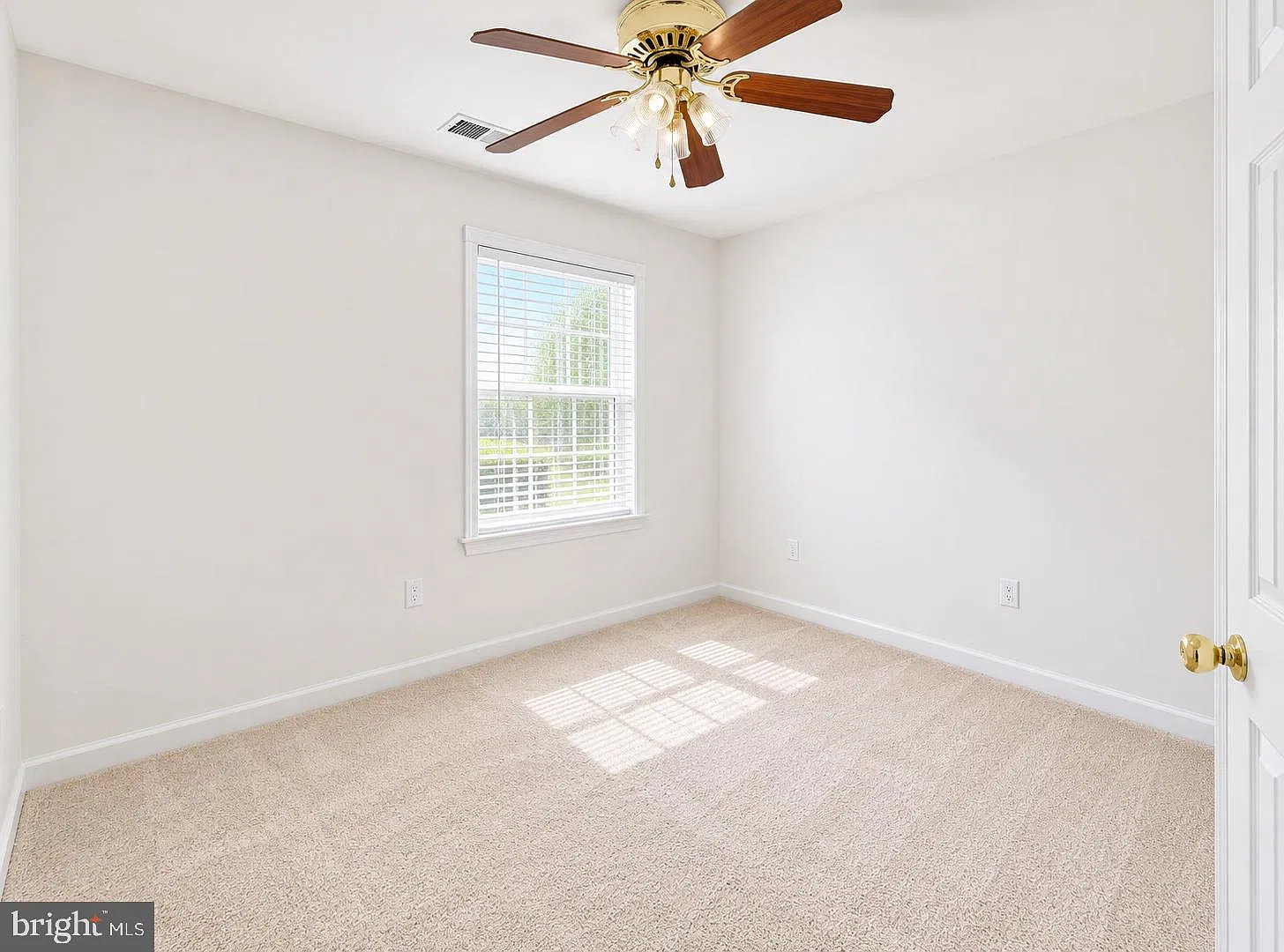 3 bed, 2.5 bath, 1694 sqft, $2,950 — Photo 2