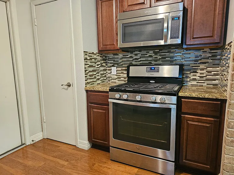 704 Chestnut Xing — Photo 12