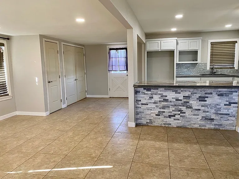 3906 Cedar Spring Dr — Photo 4