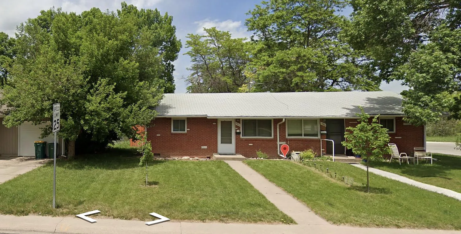 1902 Oakwood Dr — Photo 1