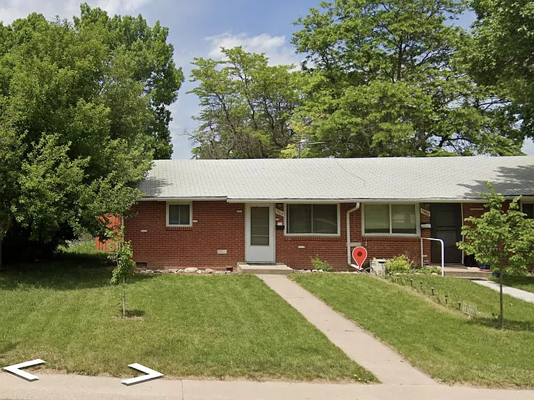 1902 Oakwood Dr — Photo 1