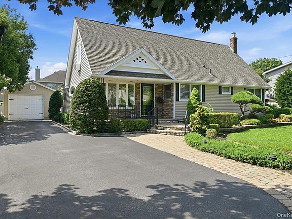 2nd image of 672 Westbury Avenue