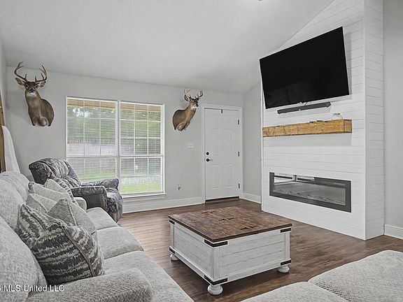 3rd image of 105 Hall St