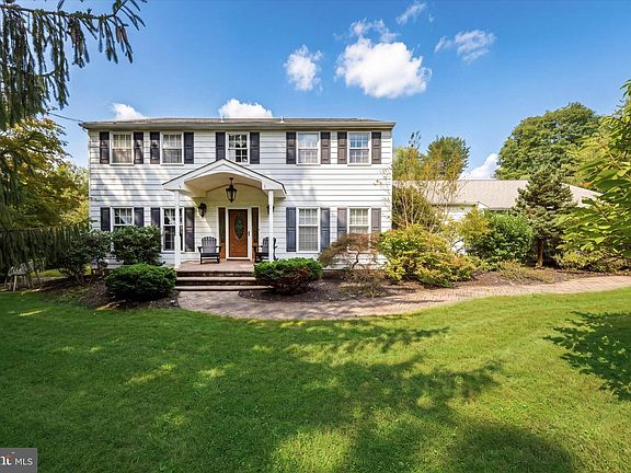 4th image of 48 Bridle Brook Ln