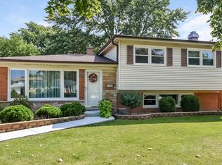 413 S Deborah Ln, Mount Prospect, IL 60056