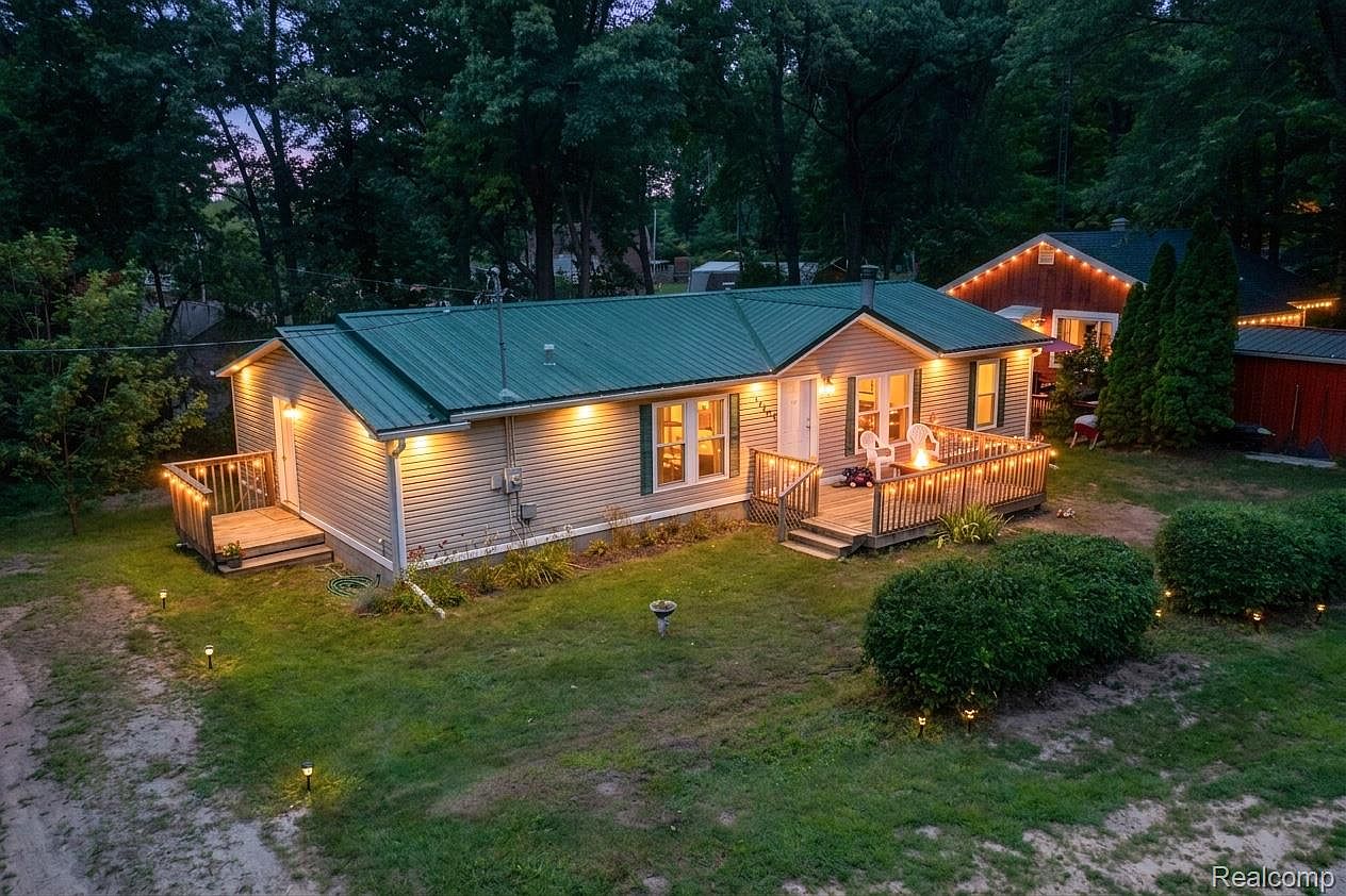 1325 Hillside Dr, Columbiaville, MI 48421