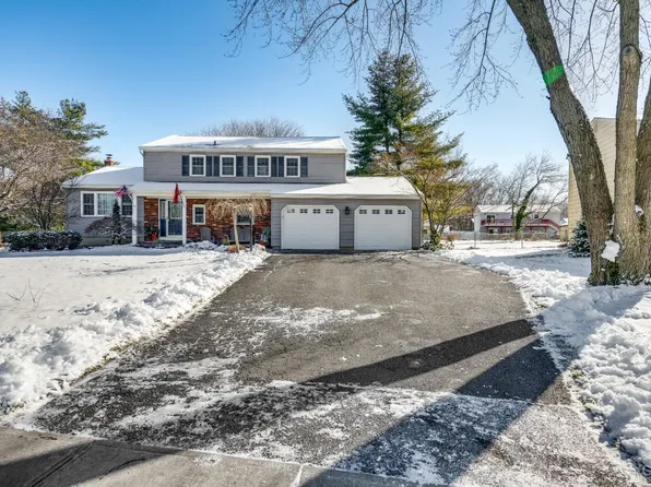 11 Karen St, Kendall Park, NJ 08824