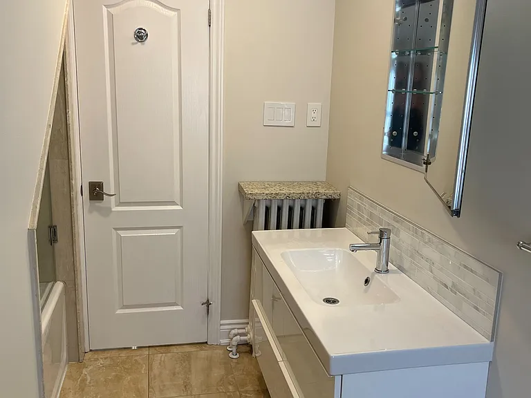 900 Avenue Rd #3 — Photo 20