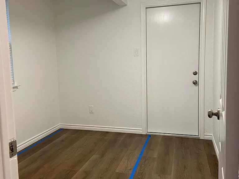 Bedroom, queen bed outline on floor