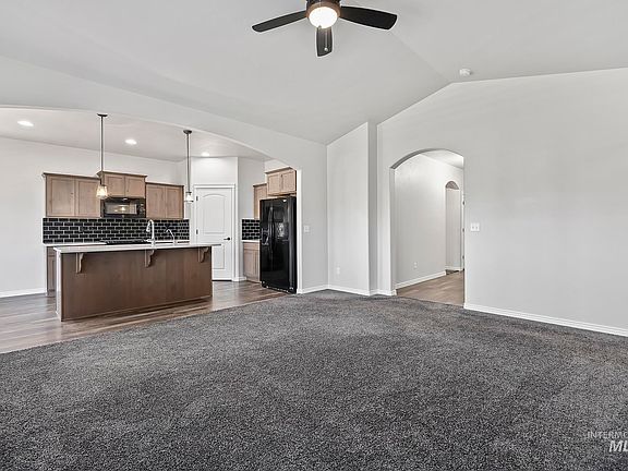5th image of 387 Feather Ave