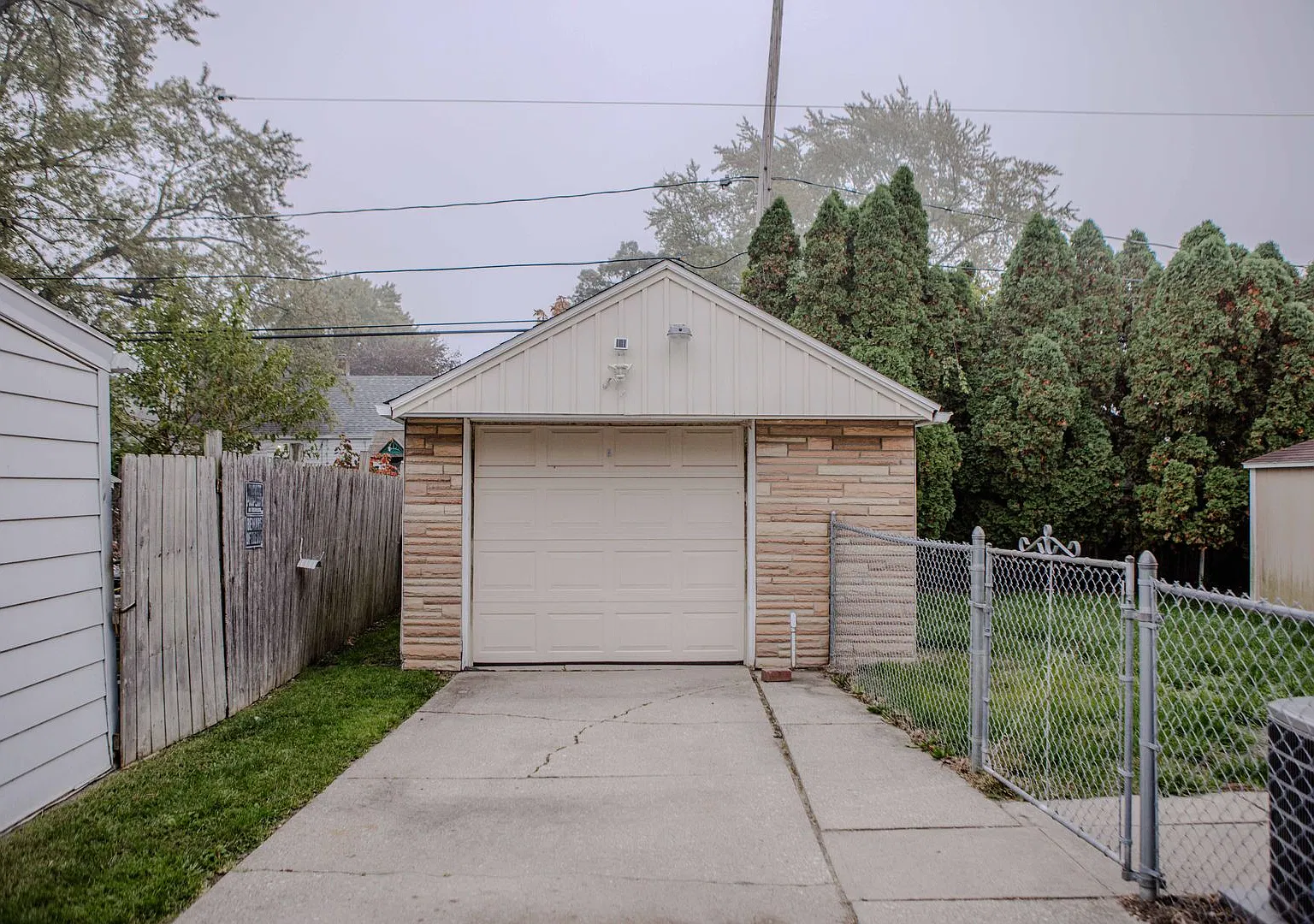 Beautiful three bedroom home with centrail air and loft — Photo 3