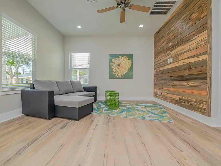 109 Mirage Ln — Photo 4