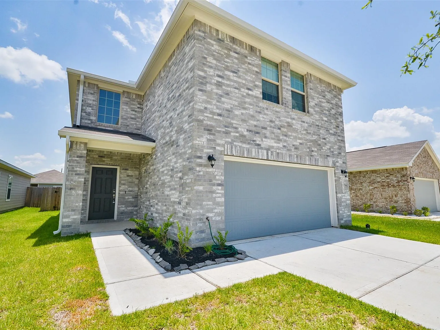 4 bed, 2.5 bath, 2074 sqft, $1,900 — Photo 2