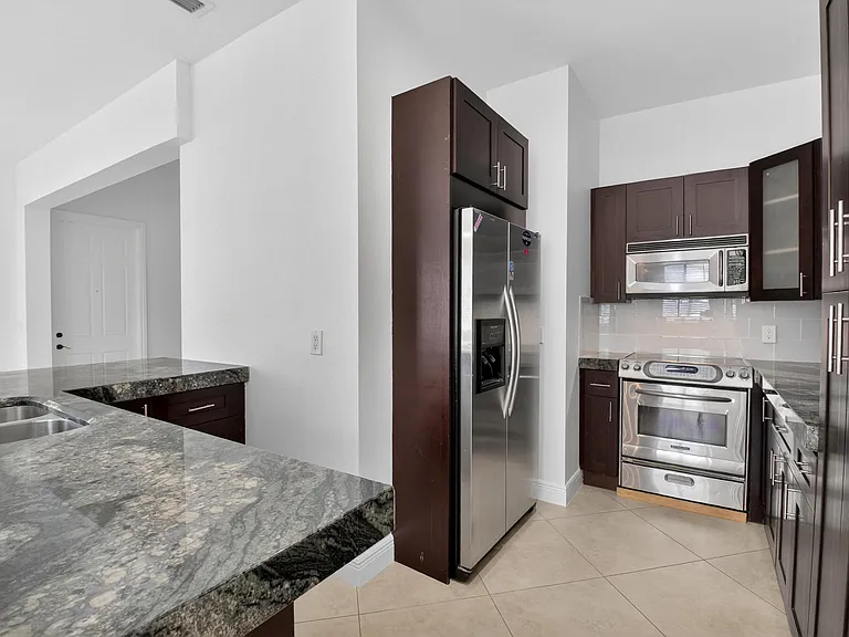 2515 Venetian Ct — Photo 3