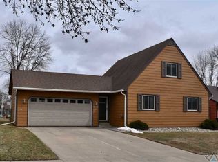 2712 S Chapelwood Ave, Sioux Falls, SD 57110