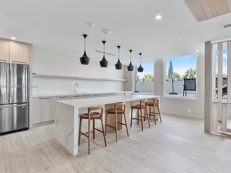 3411 Indian Creek Dr #LPH1401 — Photo 35